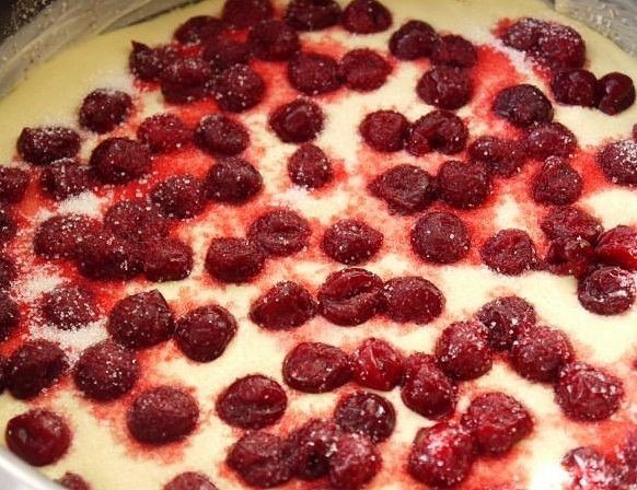 Шарлотка с вишней Шарлотка с вишней