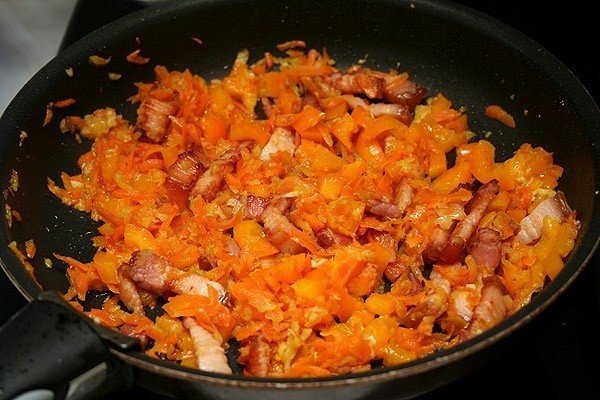 Гороховый суп с копченостями и гренками Гороховый суп с копченостями и гренками