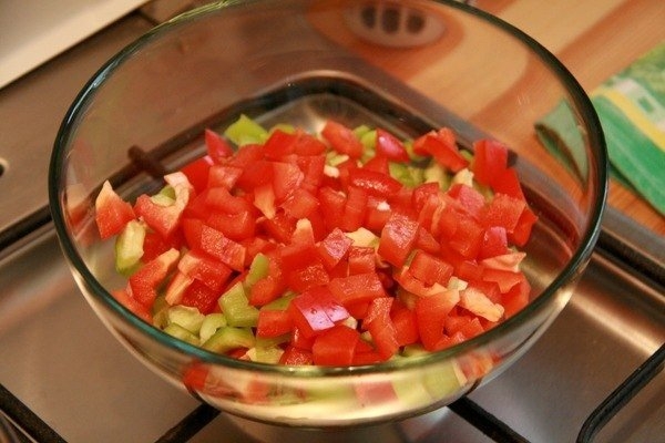 Пёстрый салат из перца, сыра и кукурузы Пёстрый салат из перца, сыра и кукурузы