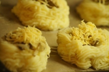 Картофельные гнездышки с грибами и сыром Картофельные гнездышки с грибами и сыром