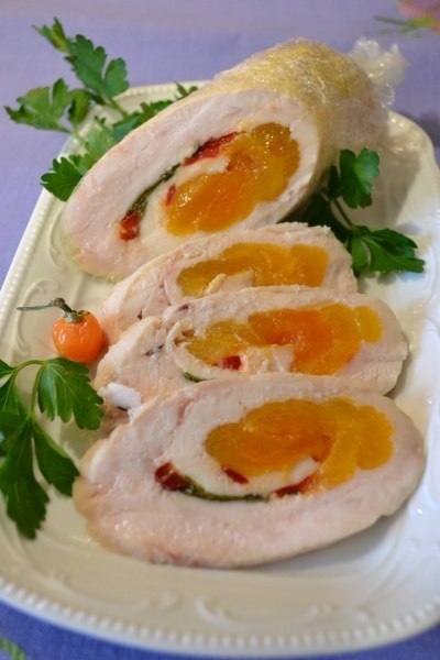 Куриные колбаски-рулетики с курагой. Куриные колбаски-рулетики с курагой.