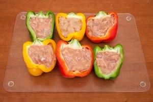 Лодочки из перца, фаршированные куриным филе Лодочки из перца, фаршированные куриным филе