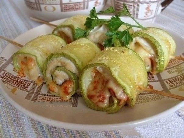 Суперские рулетики из кабачков с куриным мясом.