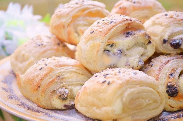 Слоенки с творожной начинкой и изюмом Слоенки с творожной начинкой и изюмом