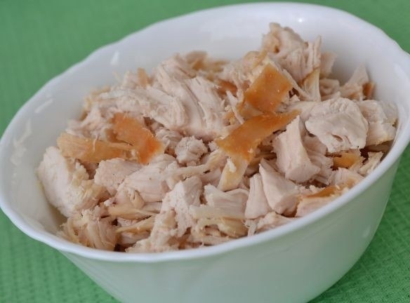 Рулеты из лаваша с курицей и плавленым сырком. Рулеты из лаваша с курицей и плавленым сырком.