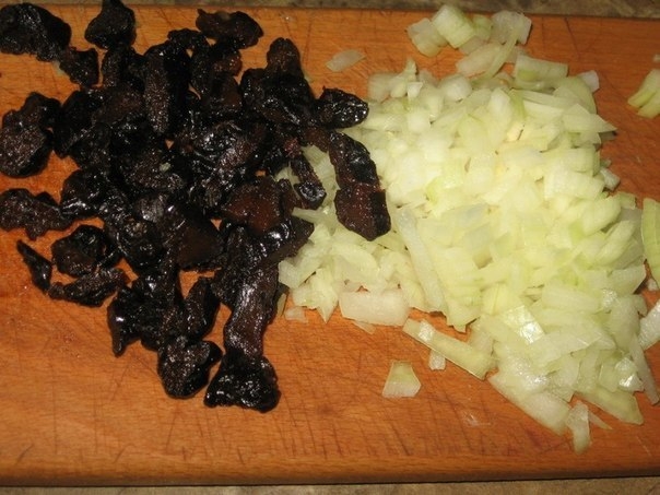 Куриные рулеты с черносливом и печенью Куриные рулеты с черносливом и печенью
