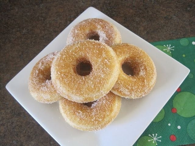 Пончики с сахаром и корицей Пончики с сахаром и корицей