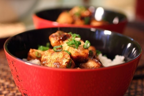 Курица с пряным соусом и рисом в китайском стиле