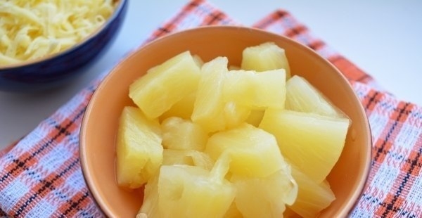 Рулетики из свинины с ананасами и сыром Рулетики из свинины с ананасами и сыром