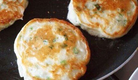 Оладьи с яйцом и зелёным луком Оладьи с яйцом и зелёным луком