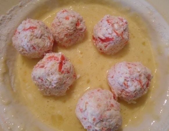 Котлетки из крабовых палочек в кляре. Котлетки из крабовых палочек в кляре.