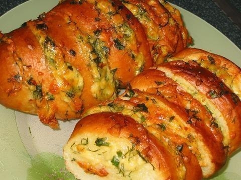 Запеченный батон с сыром и чесноком