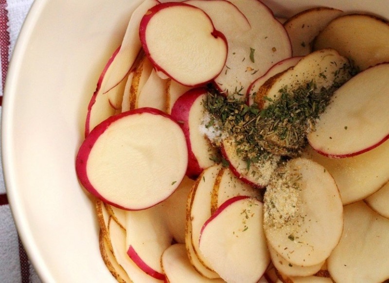 Запеченный картофель с зеленью и специями Запеченный картофель с зеленью и специями