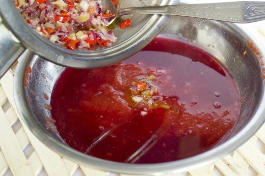 Соус ткемали с кусочками овощей Соус ткемали с кусочками овощей