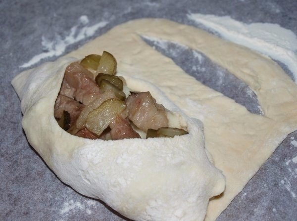 Лодочки из слоеного теста с картофелем, мясом и огурчиками Лодочки из слоеного теста с картофелем, мясом и огурчиками