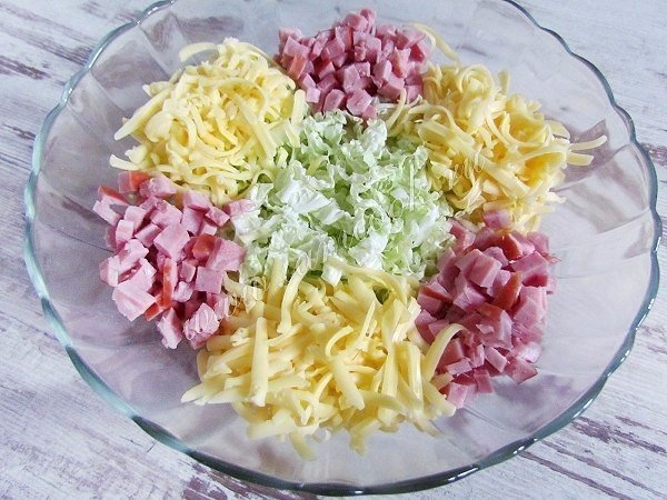 Салат из пекинской капусты с сухариками Салат из пекинской капусты с сухариками