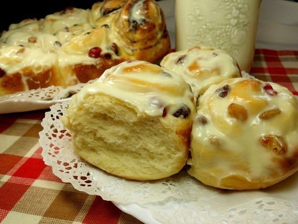 Булочки с изюмом со сливочной заливкой