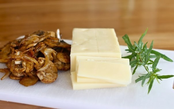 Курица, фаршированная грибами и сыром Курица, фаршированная грибами и сыром