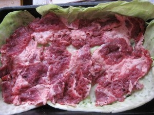 Свиные отбивные в капустных листьях Свиные отбивные в капустных листьях