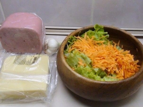Салат овощной с сыром и ветчиной