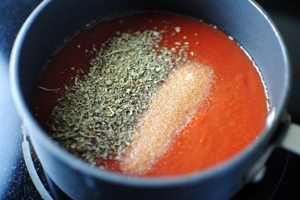 Кальцоне с колбасой, луком и сыром Кальцоне с колбасой, луком и сыром