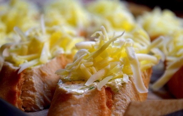 Бутерброды с чесноком и сыром. Бутерброды с чесноком и сыром.