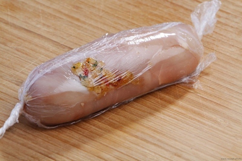 Куриные рулеты с вишней и сыром пармезан Куриные рулеты с вишней и сыром пармезан