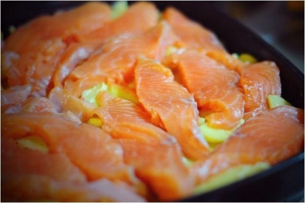 Форель запеченная с картофелем Форель запеченная с картофелем