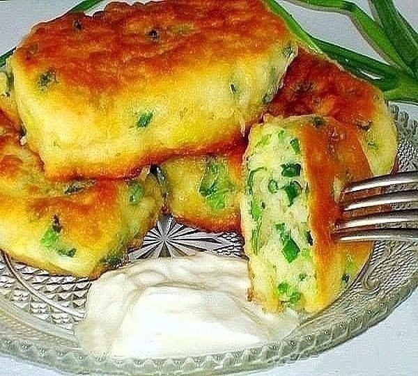 ленивые пирожки на кефире с колбасой