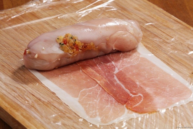 Куриные рулеты с вишней и сыром пармезан Куриные рулеты с вишней и сыром пармезан