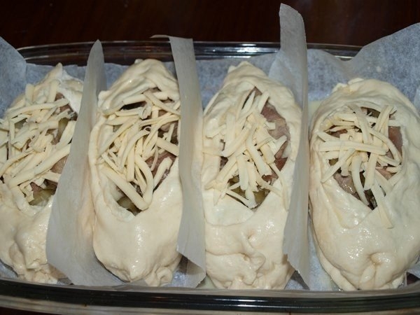 Лодочки из слоеного теста с картофелем, мясом и огурчиками Лодочки из слоеного теста с картофелем, мясом и огурчиками