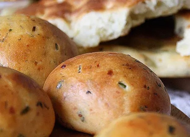 Сырные булочки для завтрака с пряной зеленью Сырные булочки для завтрака с пряной зеленью