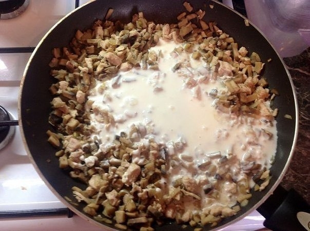 Жюльен с курицей и грибами. Жюльен с курицей и грибами.