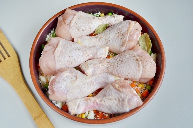 Куриные ножки, запеченные с рисом и овощами Куриные ножки, запеченные с рисом и овощами