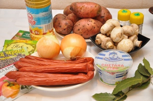 Охотничьи колбаски с картофелем в горшочках Охотничьи колбаски с картофелем в горшочках