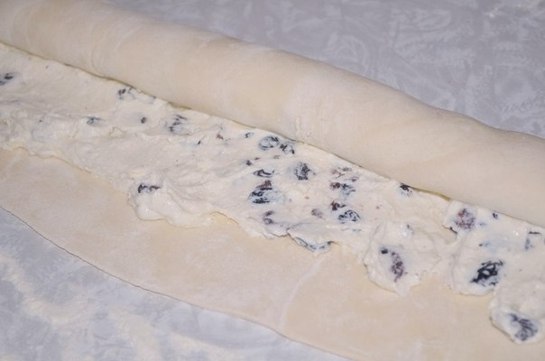Слоенки с творожной начинкой и изюмом Слоенки с творожной начинкой и изюмом