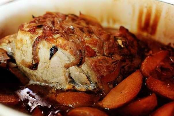 Жареная свинина с яблоками и луком. Жареная свинина с яблоками и луком.