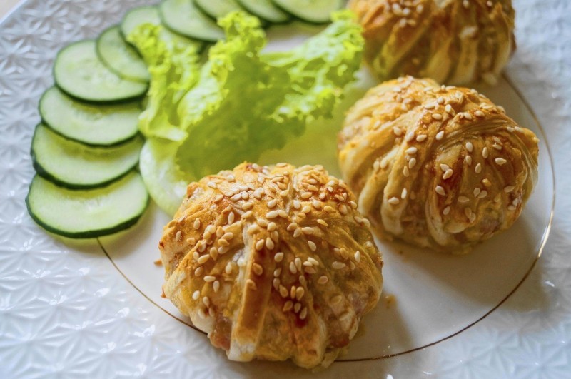 Соленые клубочки с мясным фаршем под сыром Соленые клубочки с мясным фаршем под сыром