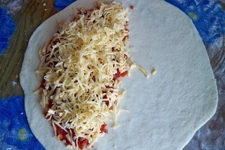 ПИЦЦА КАЛЬЦОНЕ С ДОМАШНЕЙ КОЛБАСКОЙ И СЫРОМ ПИЦЦА КАЛЬЦОНЕ С ДОМАШНЕЙ КОЛБАСКОЙ И СЫРОМ