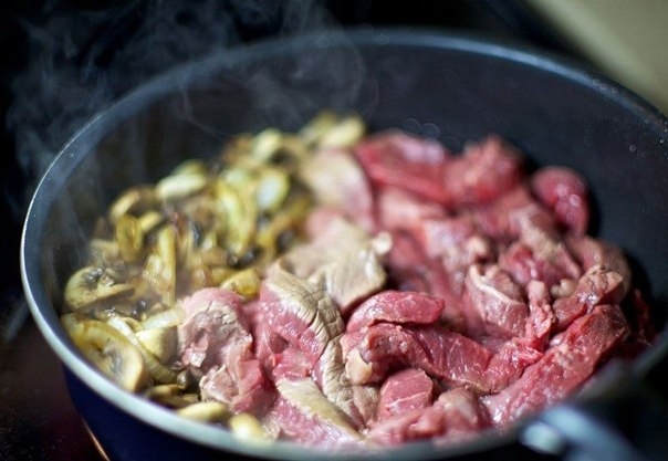 Бефстроганов с грибами и сливками. Бефстроганов с грибами и сливками.