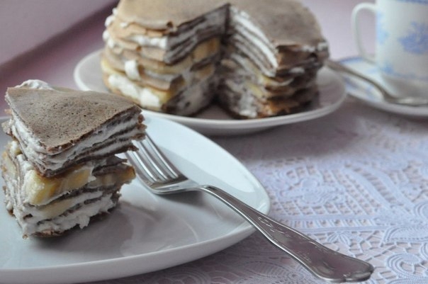 Шоколадный блинный торт с творожным кремом и бананами