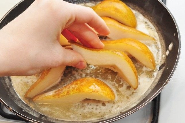 Обжаренная груша с рукколой и листьями салата Обжаренная груша с рукколой и листьями салата