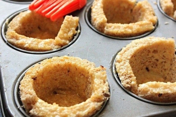 Корзинки из цельнозернового хлеба с яйцом и беконом Корзинки из цельнозернового хлеба с яйцом и беконом