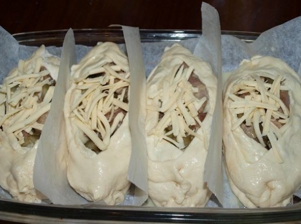 Лодочки из слоеного теста с картофелем, мясом и огурчиками. Лодочки из слоеного теста с картофелем, мясом и огурчиками.
