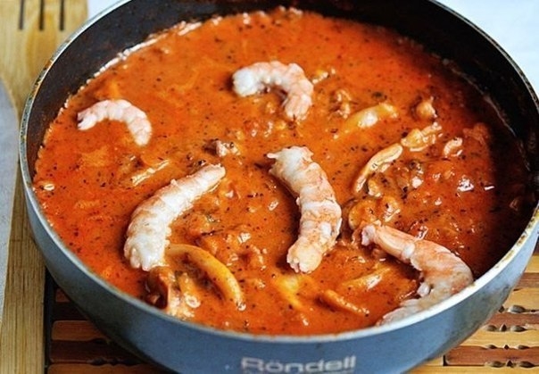 Паста с морепродуктами в томатном соусе