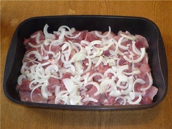 Свинина, запеченная с овощами под соусом бешамель Свинина, запеченная с овощами под соусом бешамель