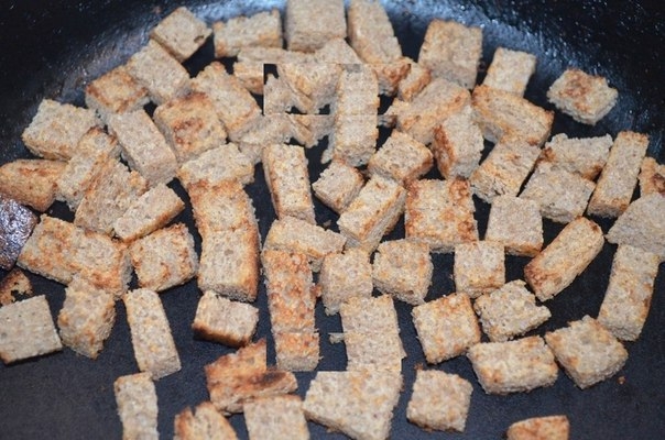 Салат с фасолью, сыром и сухариками Салат с фасолью, сыром и сухариками