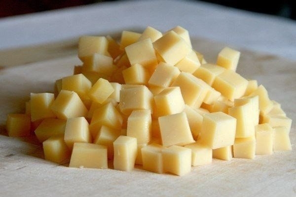 Пёстрый салат из перца, сыра и кукурузы Пёстрый салат из перца, сыра и кукурузы