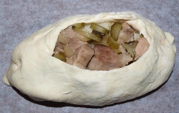 Лодочки из слоеного теста с картофелем, мясом и огурчиками Лодочки из слоеного теста с картофелем, мясом и огурчиками