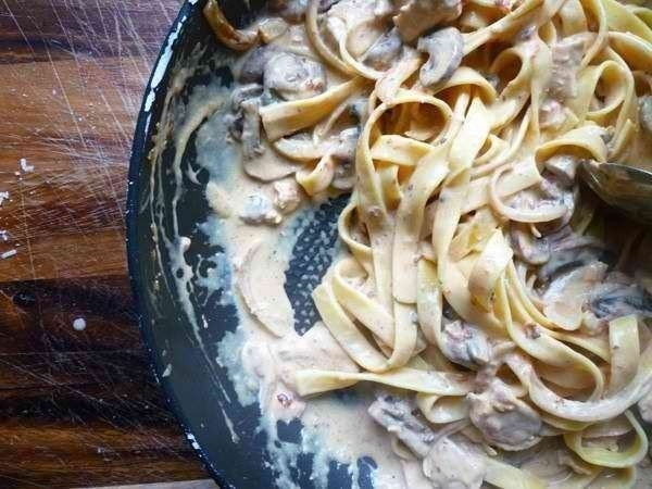 Паста тальятелле с соусом из курицы и грибов. Паста тальятелле с соусом из курицы и грибов.